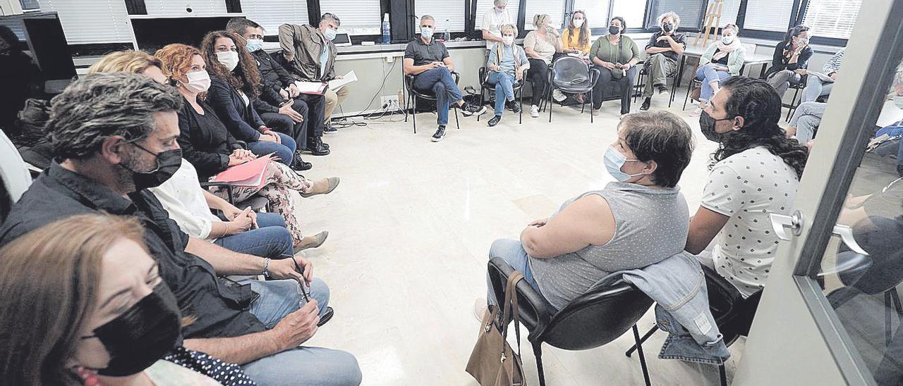 Reunión ayer entre el IMAS, el ayuntamiento de Palma y los vecinos de Son Roca.