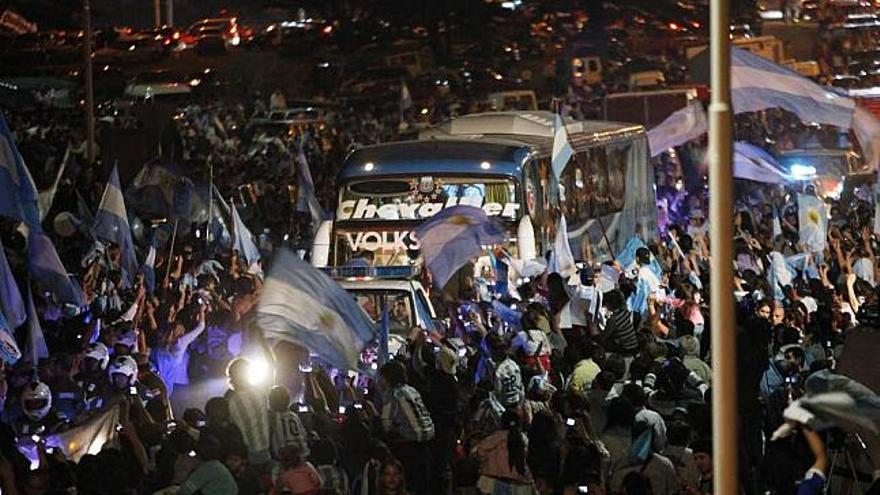 Miles de aficionados aclaman a los jugadores argentinos en su regreso a casa.