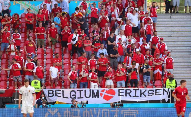 El público con pancartas durante el partido entre Dinamarca y Bélgica