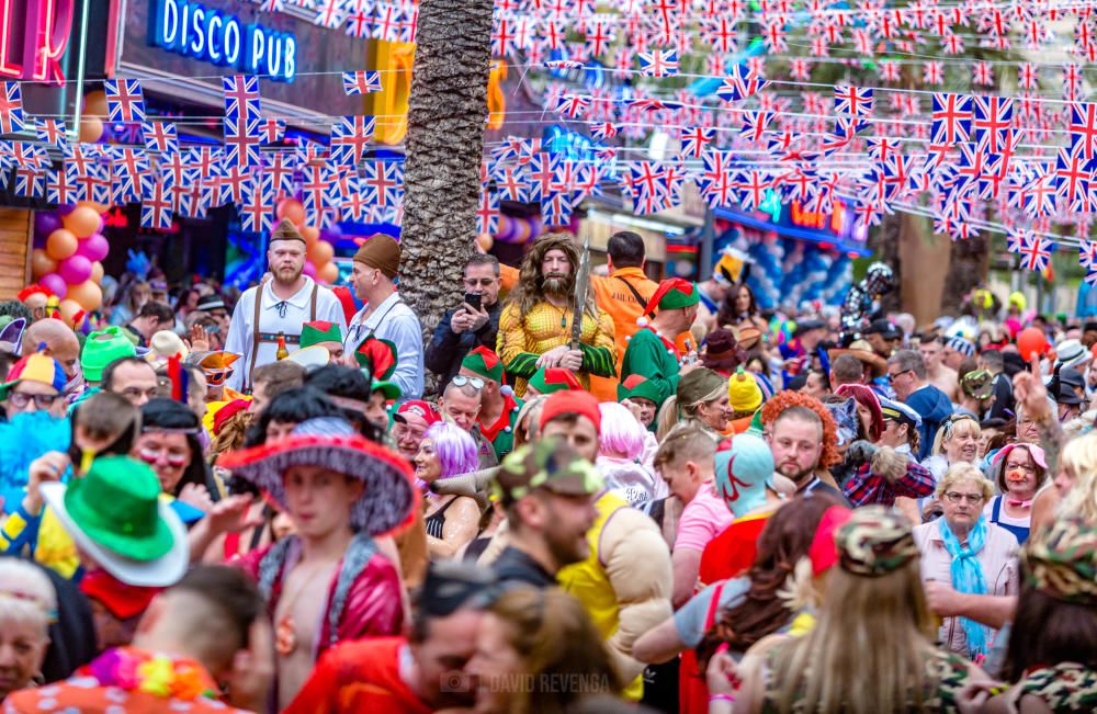 Más de 35.000 personas participan en una gran fiesta de disfraces que se celebra cada año el jueves siguiente a las Fiestas Mayores Patronales