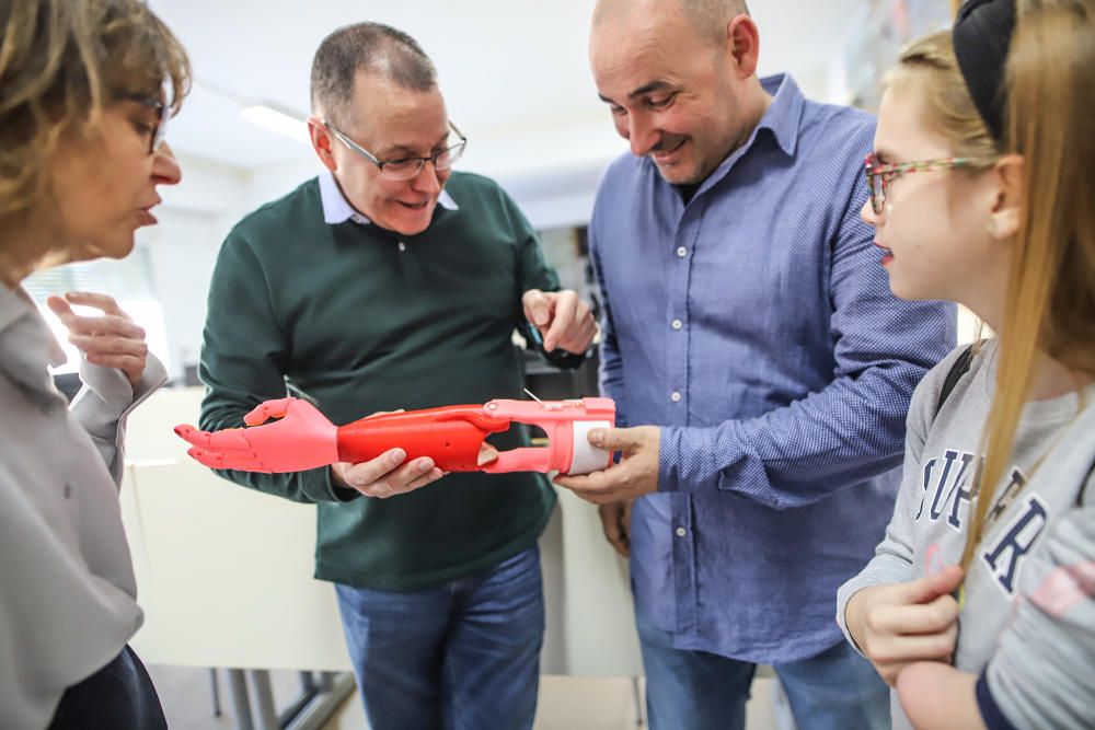 La prótesis de brazo en 3D que fabricaron dos profesores de Orihuela para una niña se mostrará en el museo WorldSkills de Shangái