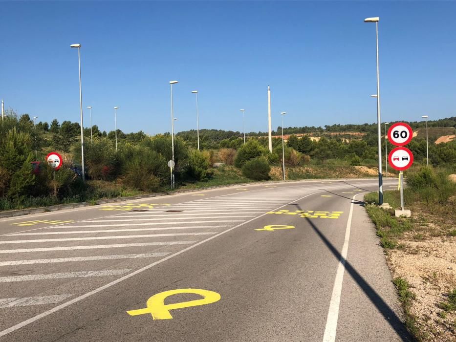 La carretera d’accés al Puig de les Basses queda tenyida de groc