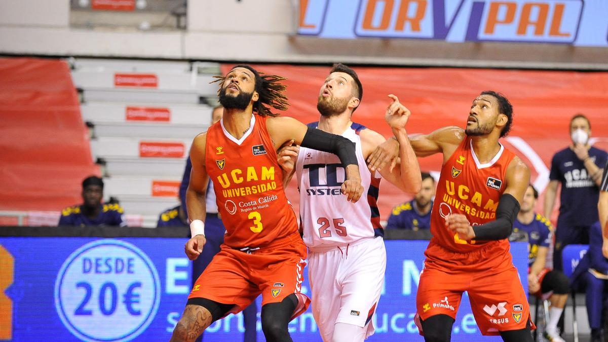 Webb y Sadiel Rojas, durante el encuentro ante el Baskonia.