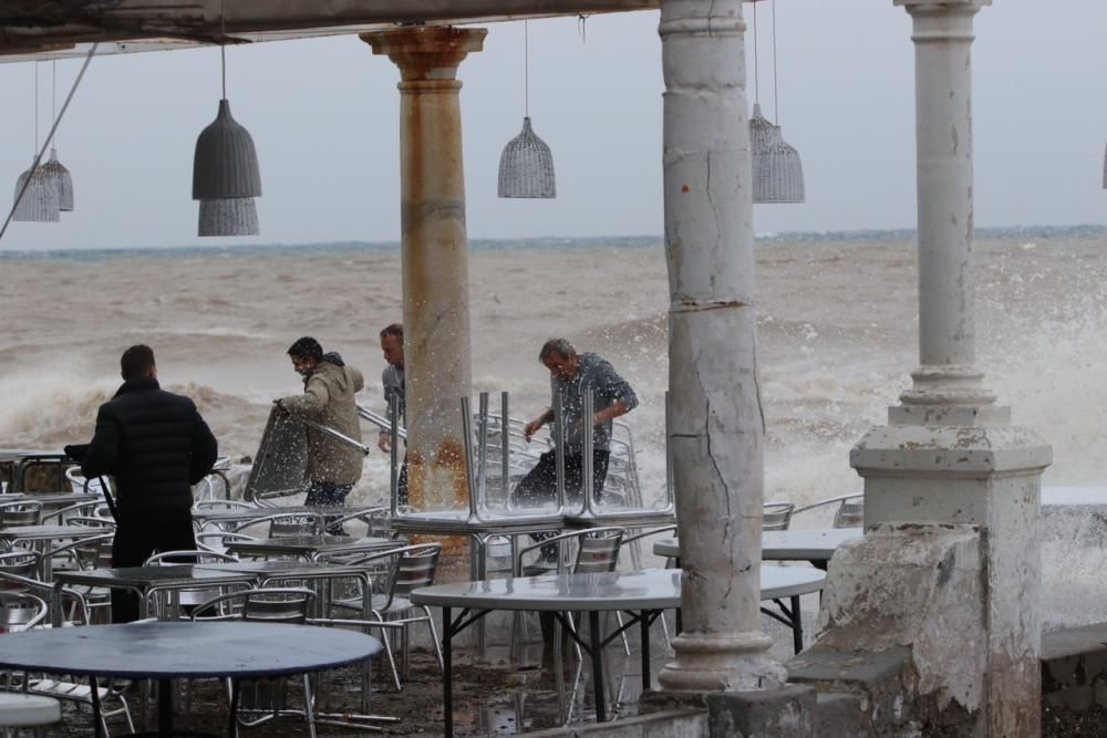 La tormenta destroza los Baños del Carmen