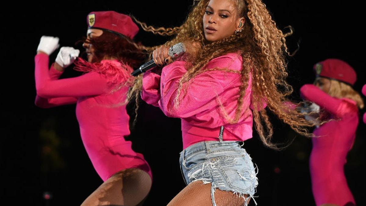 Beyoncé con short vaquero y sudadera rosa
