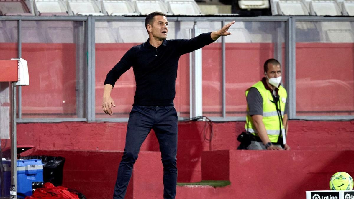 Francisco da instrucciones desde el banquillo durante un partido en su etapa como entrenador del Girona.  | LALIGA