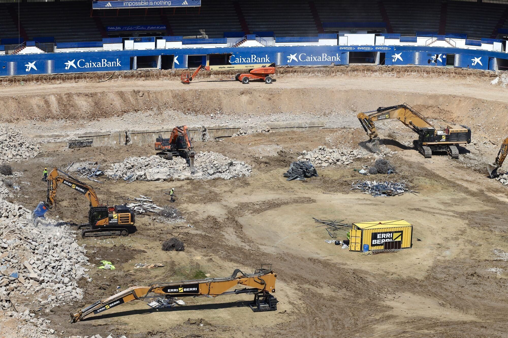 Así van las obras de demolición de La Romareda
