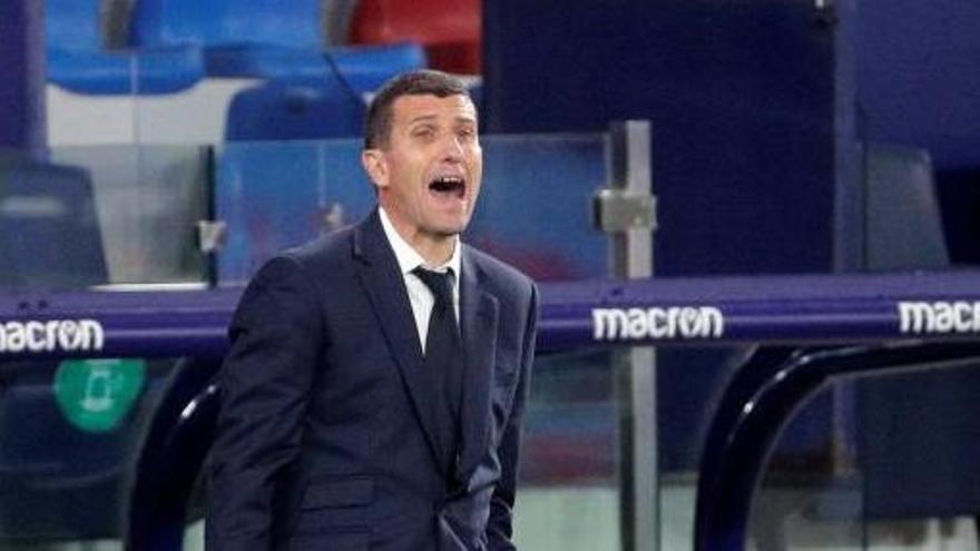 Javi Gracia da indicaciones a sus futbolistas durante el partido del viernes en Orriols.  | EFE/J.C. CÁRDENAS