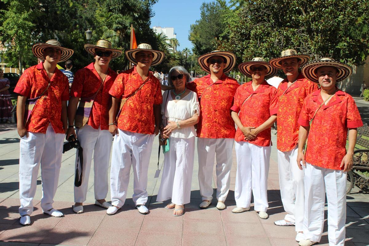 FOTOGALERÍA | El mundo baila en Badajoz: el Festival Folklórico se echa a las calles en un desfile internacional