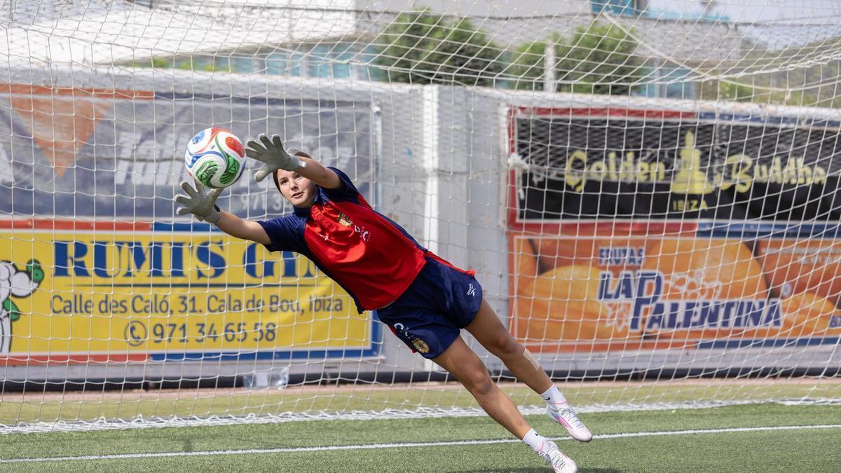 Imagen de Marga Míguez tras atender a Diario de Ibiza en el campo de fútbol de Sant Antoni