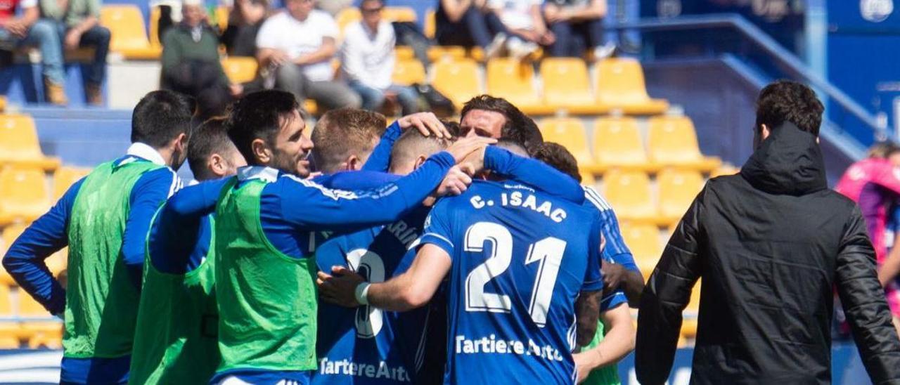 Los jugadores del Oviedo celebran la victoria al final del partido ante el Alcorcón. | Área 11