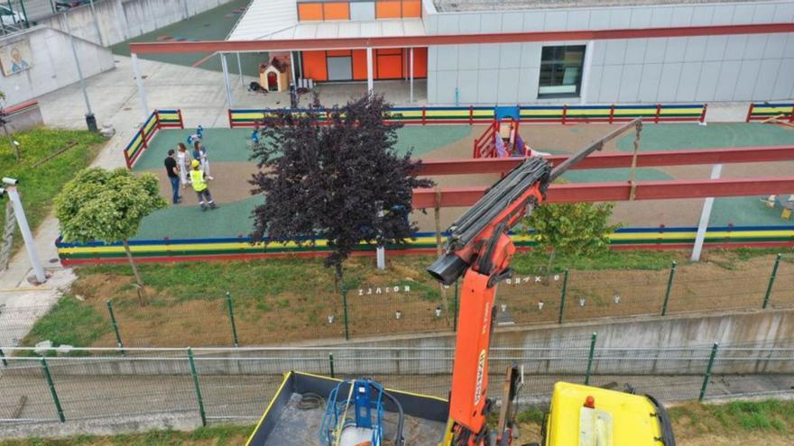 Vista cenital de los trabajos de instalación de la pérgola en el patio del Xesús Golmar