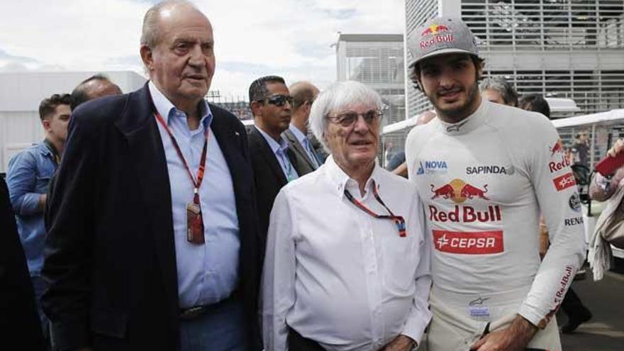 El Rey, junto a Ecclestone y Carlos Sainz.