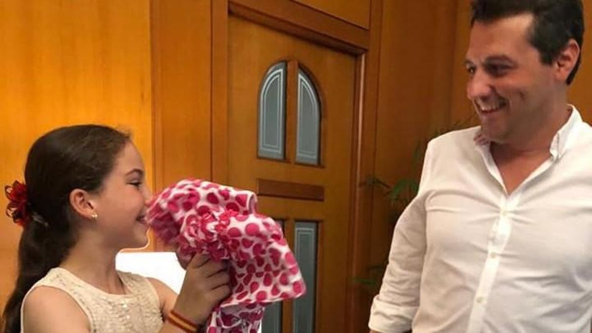El alcalde Bellido y la pequeña Lola, tras conocerse en el Ayuntamiento de Córdoba.