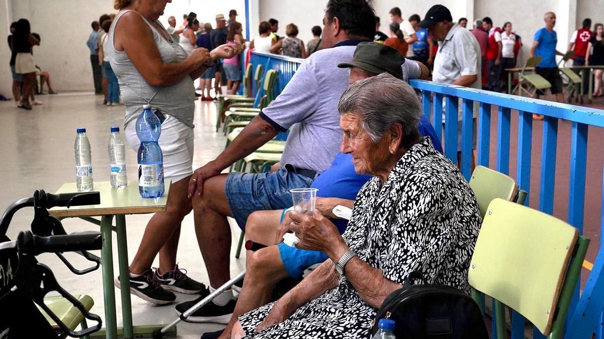Desalojados por el incendio de Fermoselle tras ser reubicados en el pabellón deportivo de Bermillo de Sayago