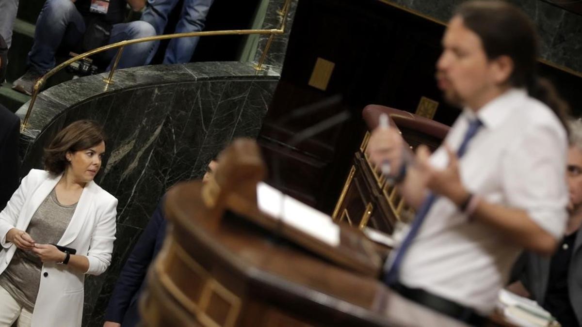 La vicepresidenta entra en el hemiciclo durante el discurso de Pablo Iglesias.