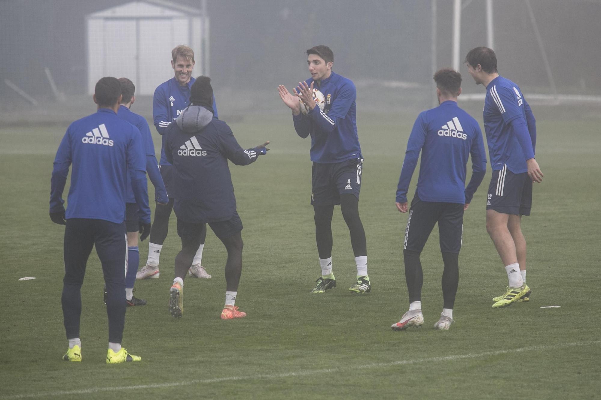 El entrenamiento del Oviedo en mitad de la niebla