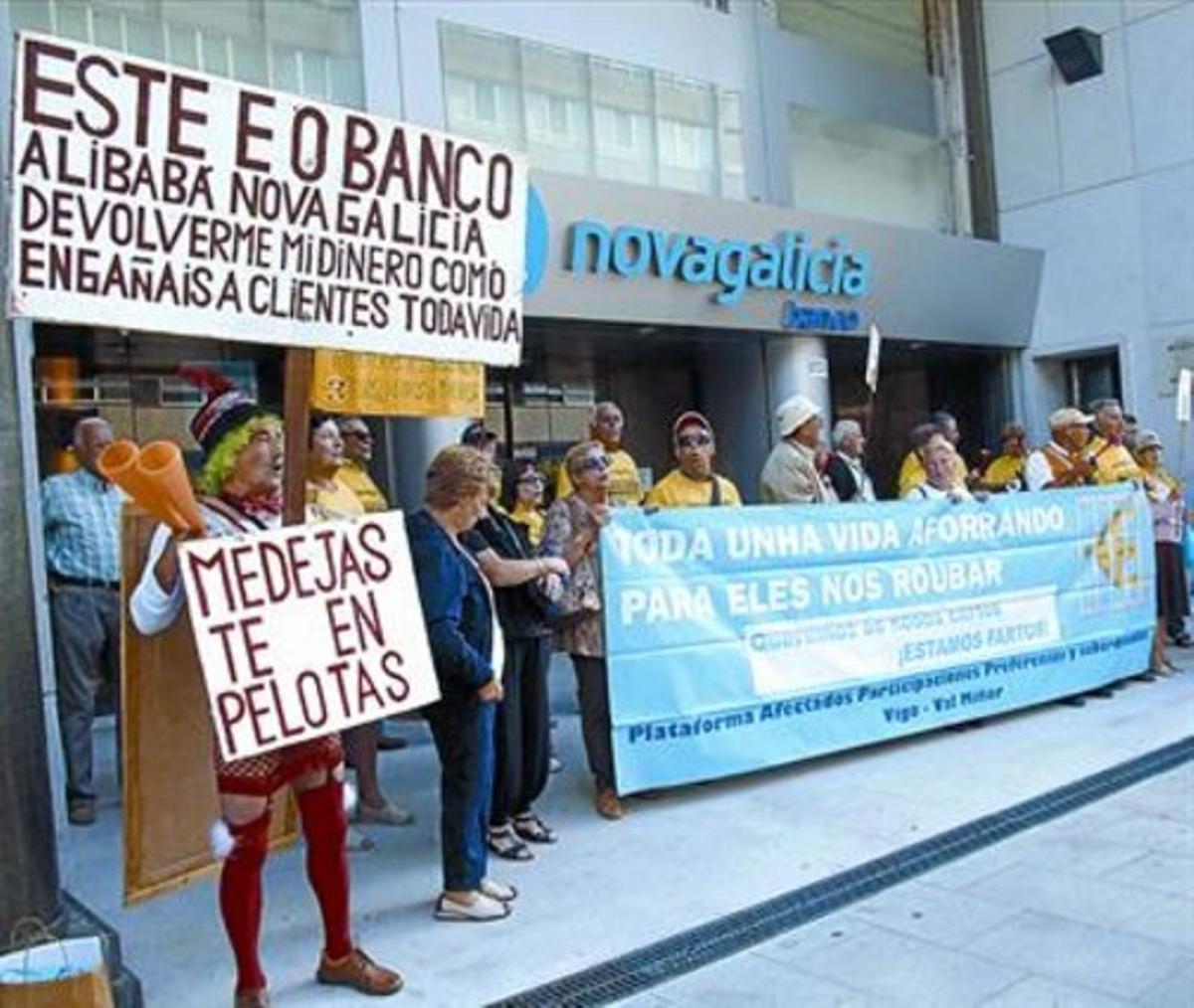 Protesta d’afectats per les preferents davant la seu de Novagalicia Banco, el dia 9 a Vigo.