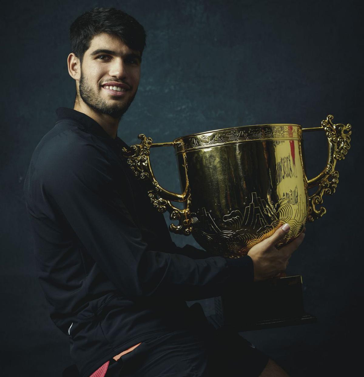 Carlos Alcaraz, con el trofeo del Abierto de Pekín, el único título que ha logrado desde septiembre. | EFE