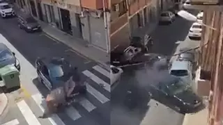 Un coche arrolla un contenedor y varios vehículos en una ciudad de Alicante