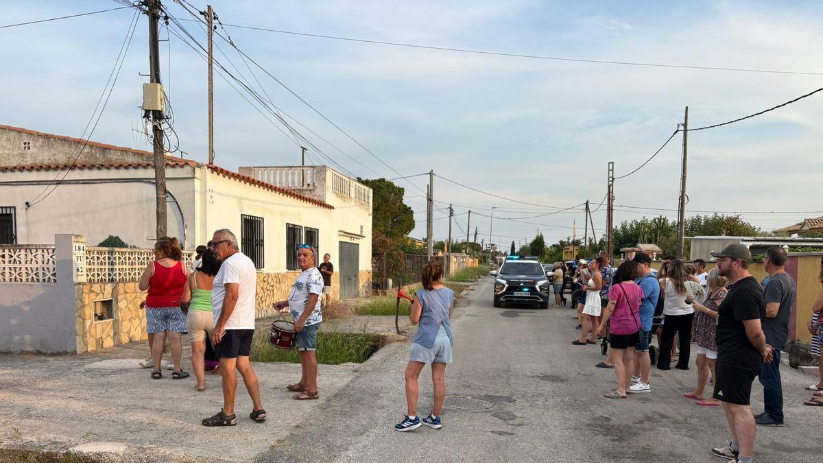 Imagen de la concentración vecinal junto a la vivienda okupada, este martes.