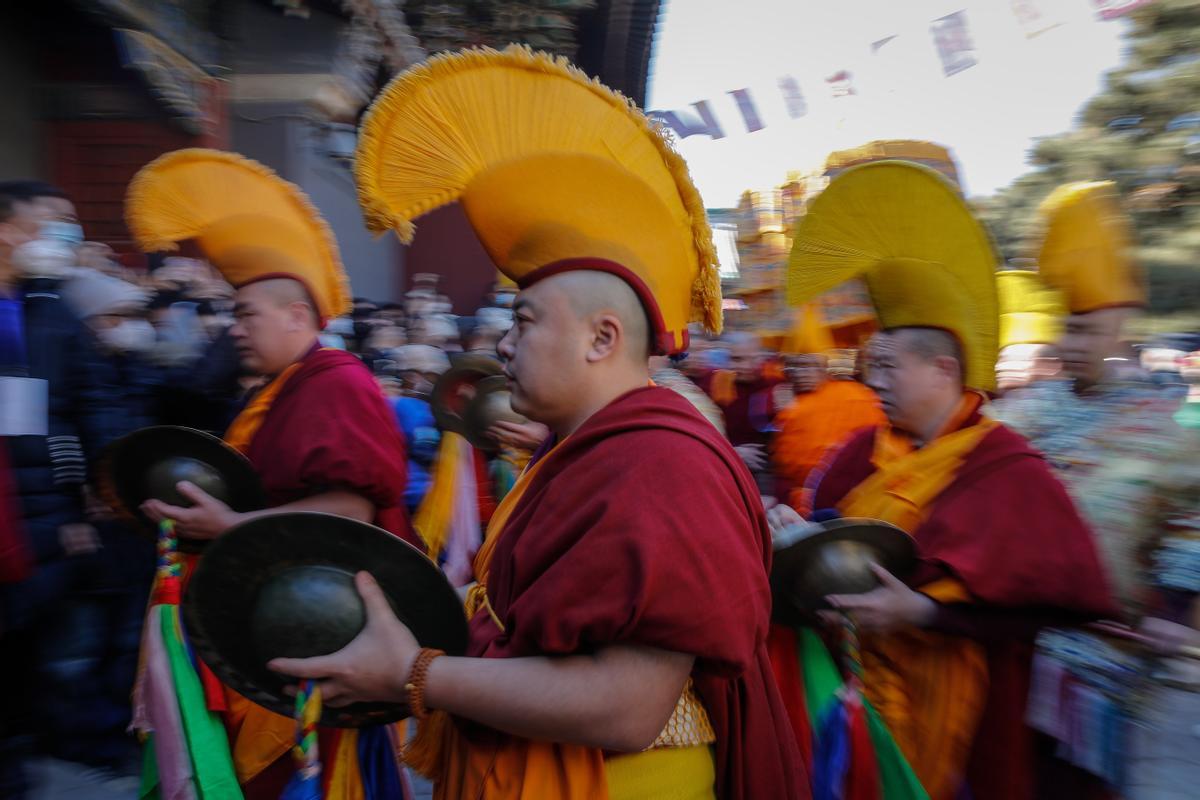 Monjes budistas bailan la Danza del Diablo en Pekín