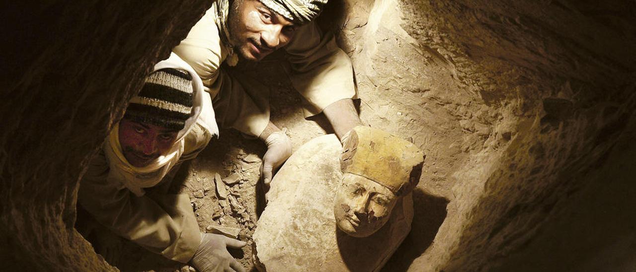 Hallazgo de una máscara de ataúd en la tumba de Hery (Luxor, Egipto, 1997).