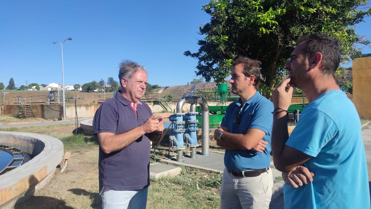 Visita de Salvador Fuentes, presidente de la Diputación, a la EDAR de Peñarroya.