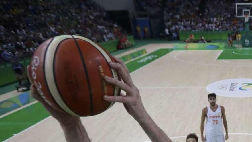 Gasol hace un mate durante el partido con Argentina. // Efe