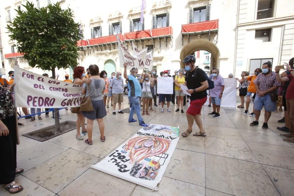 Vecinos de la Zona Norte piden la dimisión de la edil Julia Llopis.