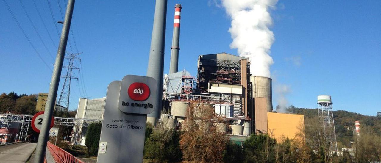 Térmica de Soto de Ribera, ayer, en funcionamiento