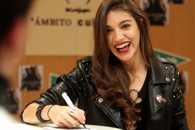 Ana Guerra con chaqueta de cuero con tachuelas en la firma de discos de Málaga