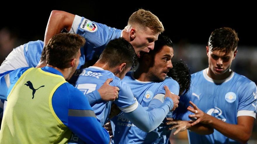 Los futbolistas de la UD Ibiza celebran el gol que supuso la victoria contra el Racing en Can Misses, la única victoria en las últimas 10 jornadas de Liga.  | UDI