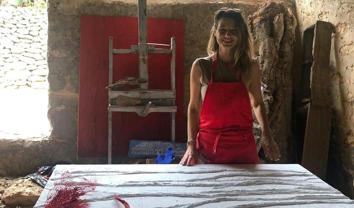 Júlia Ribas ultima una de sus obras para la exposición Racons