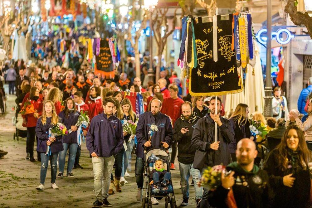 Los festeros de Benidorm homenajean a su patrona en la Ofrenda de Flores