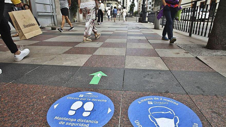 Señalización del sentido de la marcha de los peatones en la calle Uría.