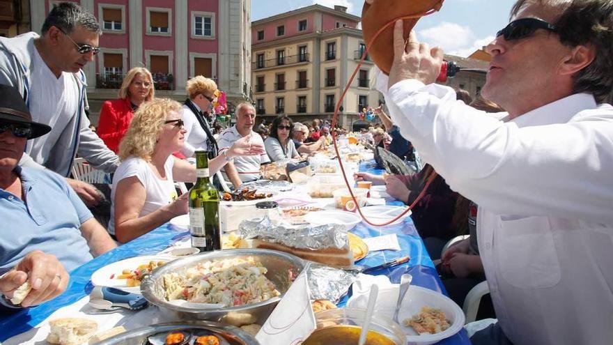 Manolo Rodríguez bebe de la bota de vino en la mesa de sus compañeros de las redes sociales.