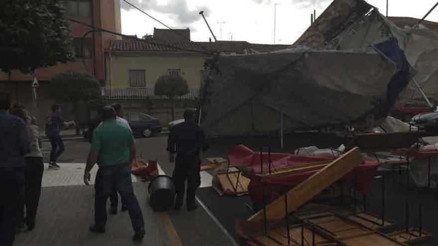 Calle Santa Rafaela poco después de producirse el desplome de la carpa el pasado 21 de mayo.