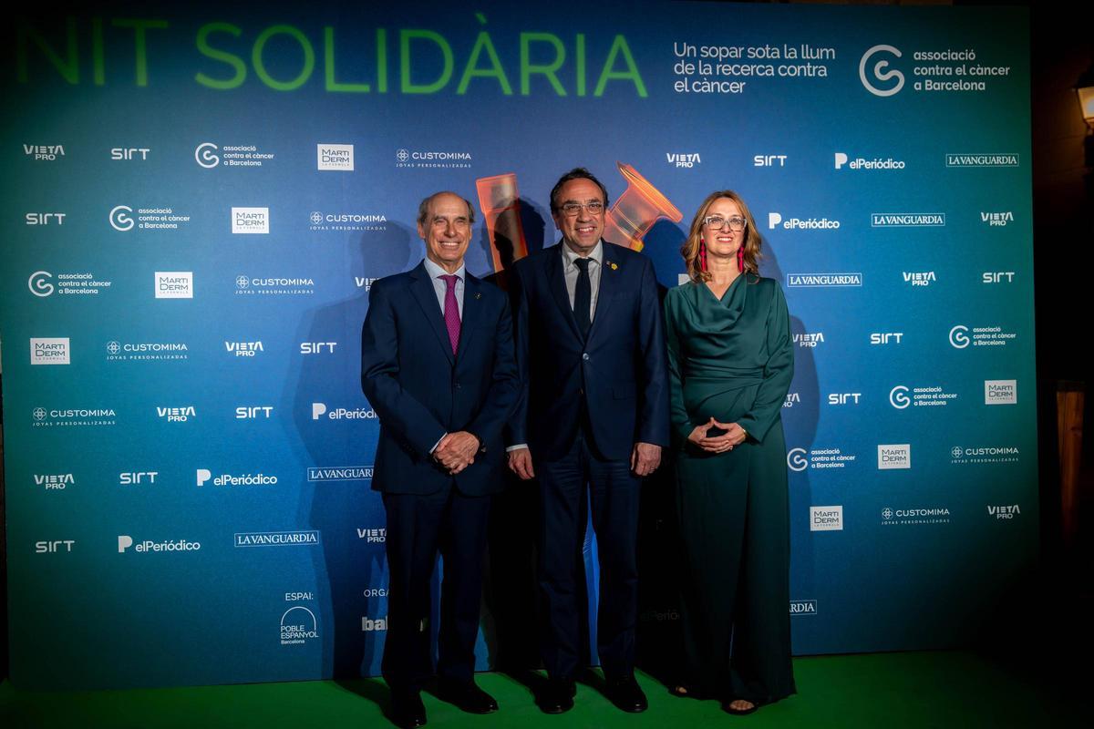 De izquierda a derecha, Laureano Molins (presidente de la AECC), Josep Rull (presidente Parlament) y Ángela Sánchez (gerente de la AECC).