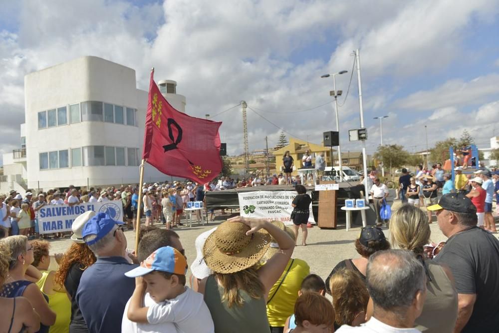 Protesta ante un Mar Menor que amanece cubierto de espuma