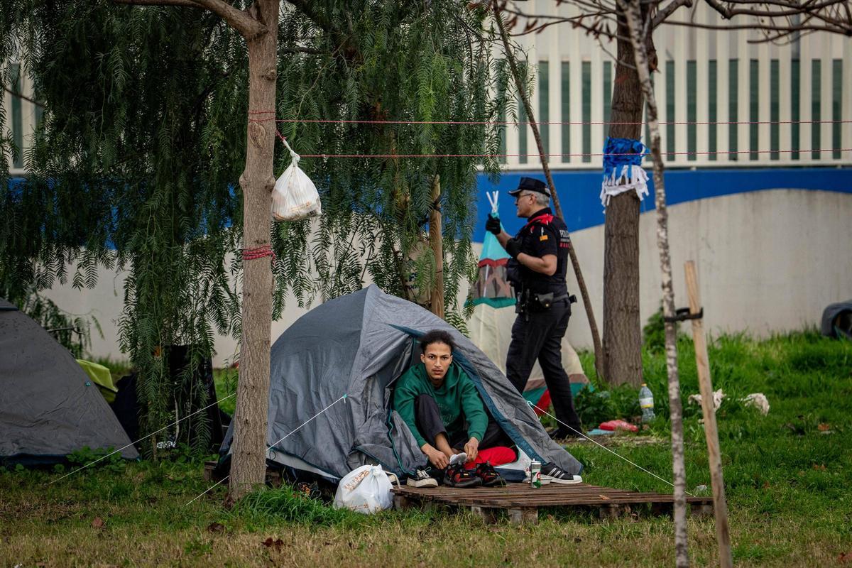 Barcelona desaloja el campamento de la Zona Franca Barcelona desaloja el campamento de la Zona Franca