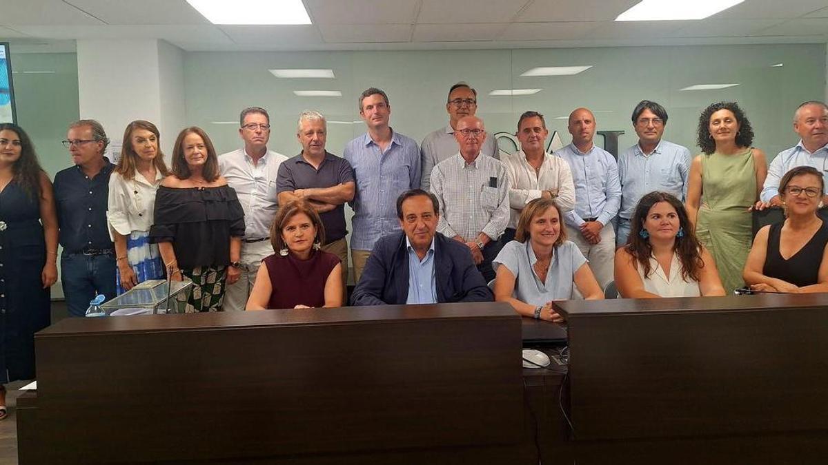 Pedro Barato, en el centro, con la junta directiva.