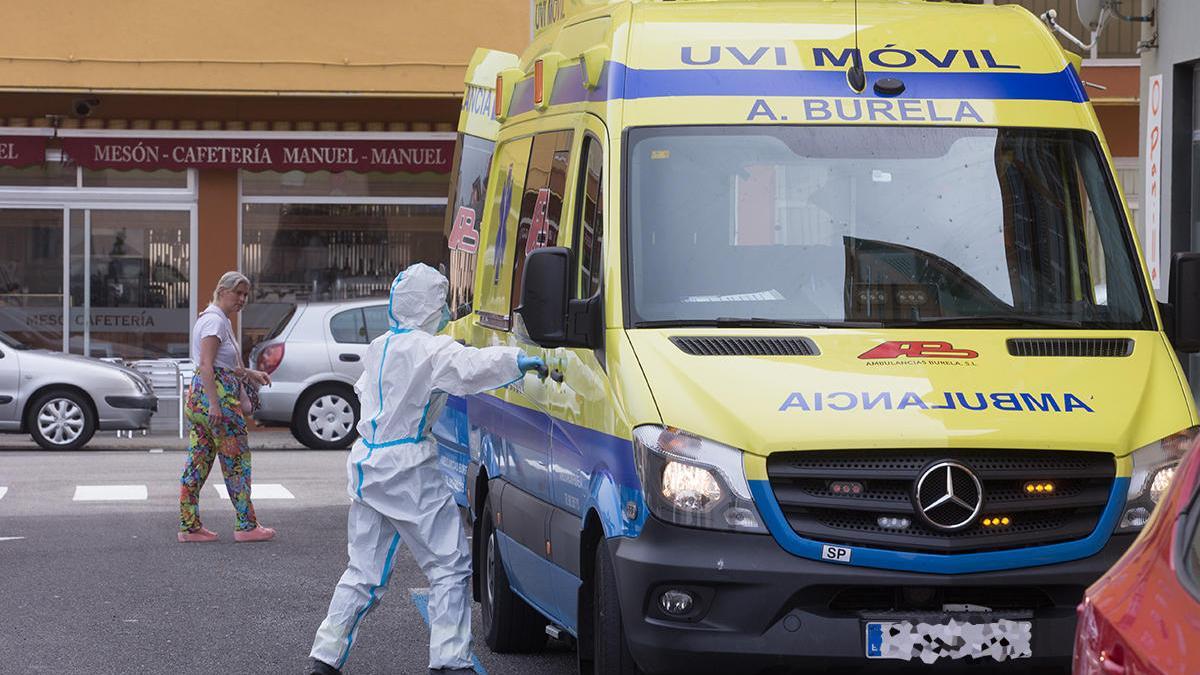 Una ambulancia en un domicilio de Burela // Europa Press