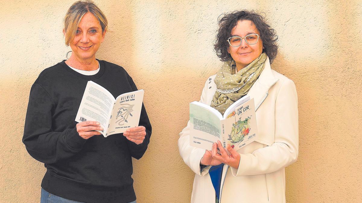 Laura Geli i Marta Gubau amb els llibres que han escrit.