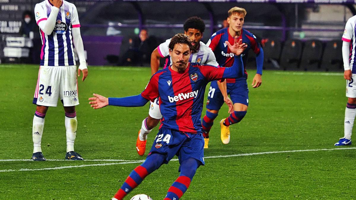 José Campaña marca de penalti en el partido disputado por el Levante UD ante el Valladolid en el José Zorrilla. | EFE/R. GARCÍA