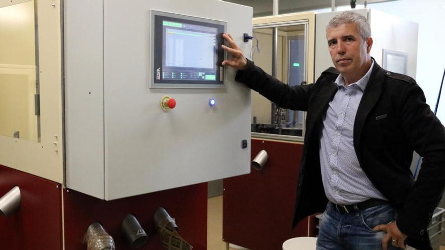 Francesc Parramon al costat de la màquina que permet eliminar les males olors del tap
