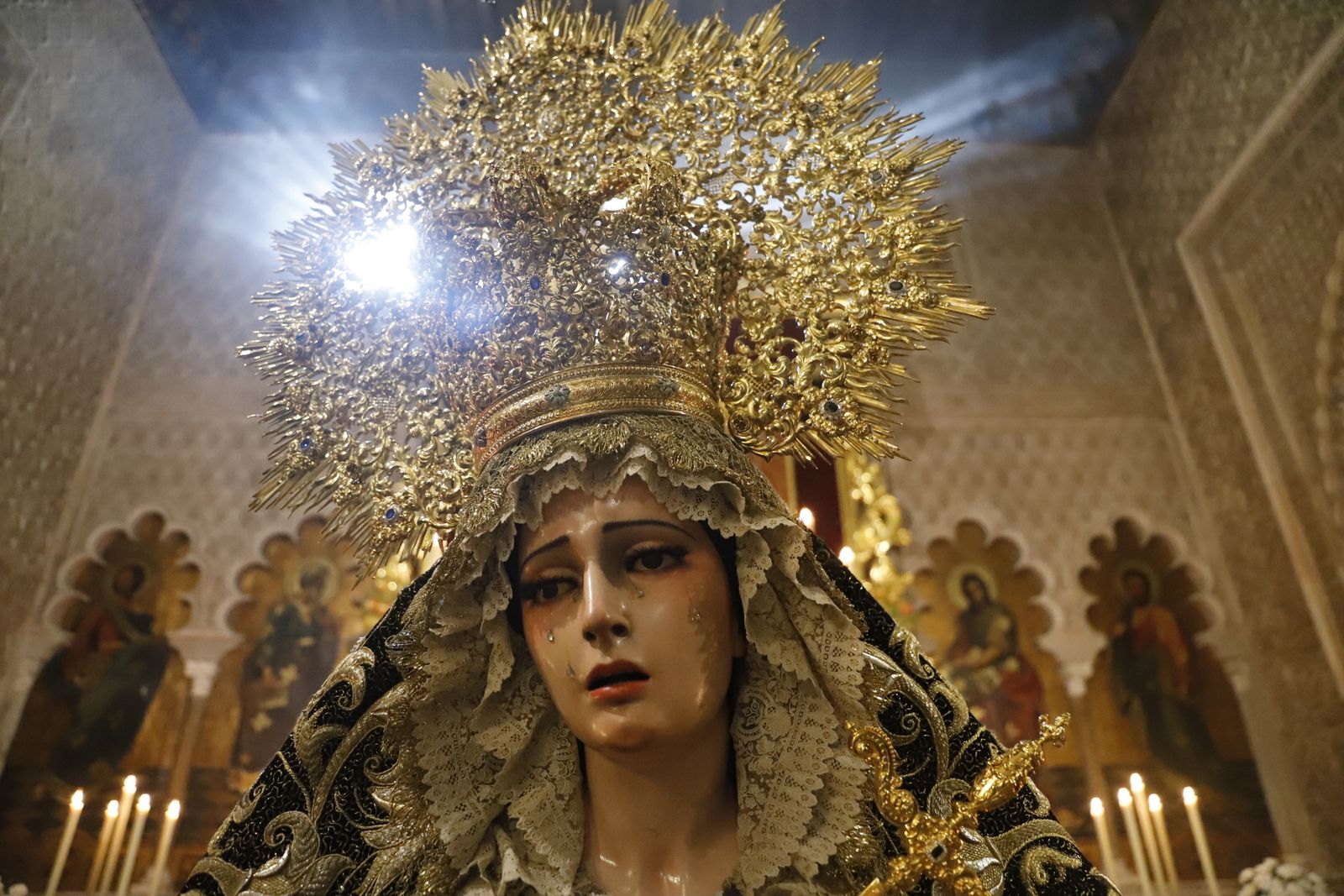 Los besamanos y procesiones del Día de Todos Los Santos, en imágenes