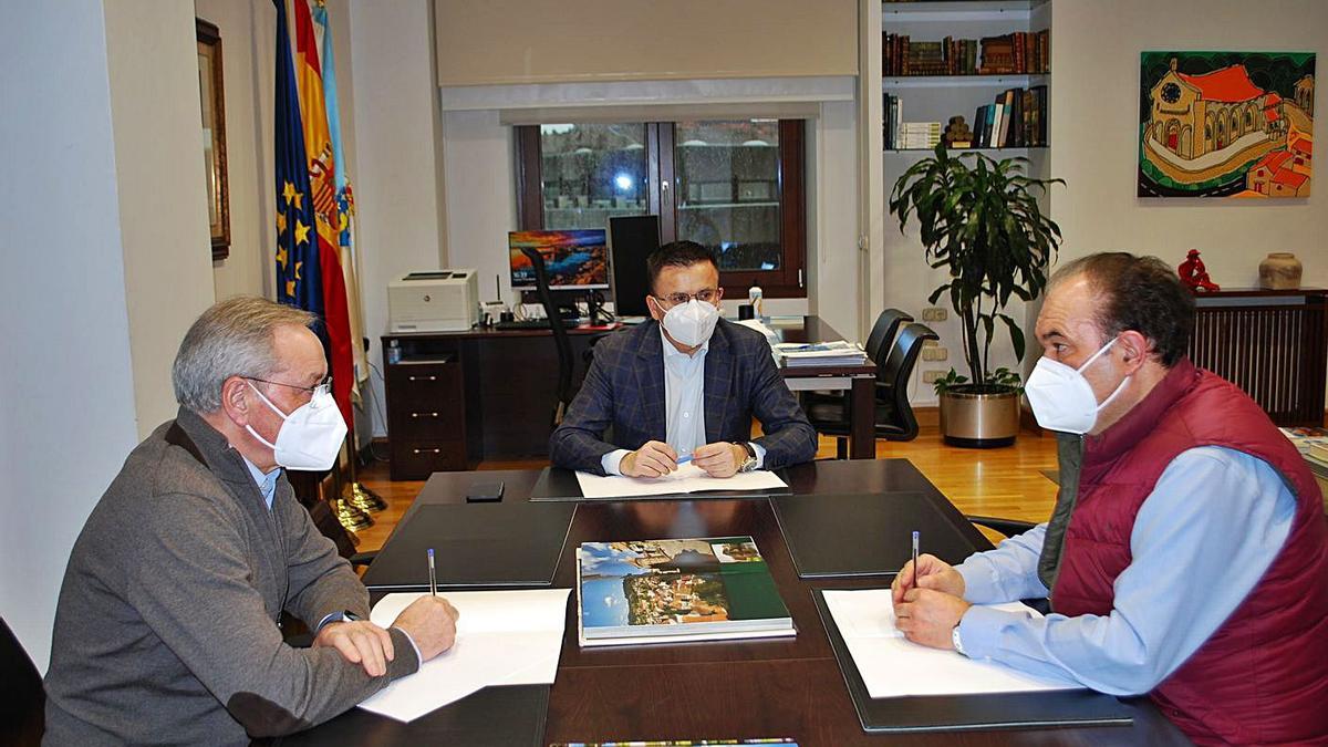 José González y José Balseiros, durante su encuentro con el alcalde José Crespo.