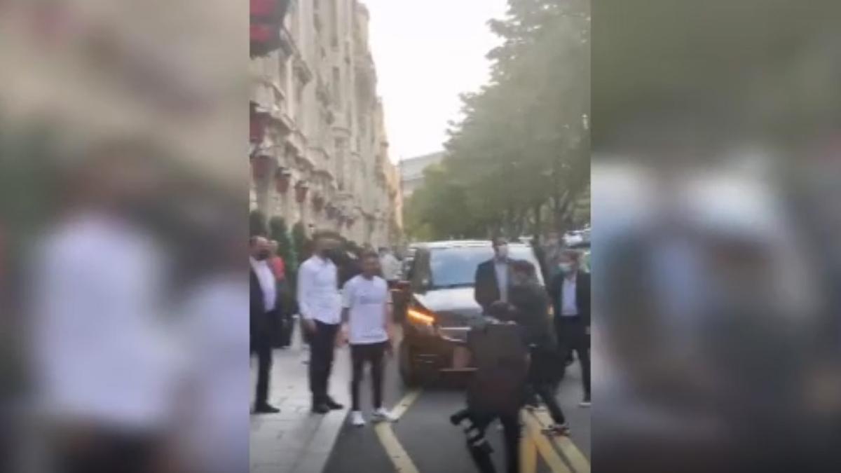 La llegada de Messi al hotel de París