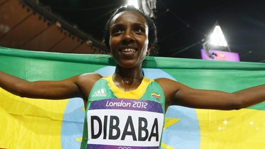 Dibaba celebra la victoria en los 10.000 metros